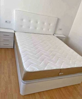 Cama individual con colchón y mesita