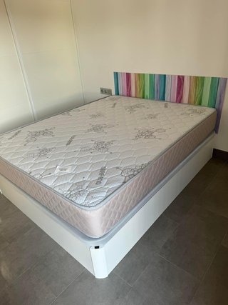 Cama individual con colchón y mesita