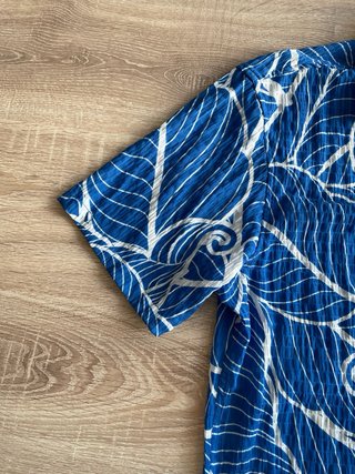 Camisa Primark Estampada Hojas Azul y Blanco