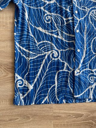 Camisa Primark Estampada Hojas Azul y Blanco