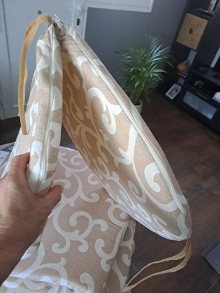 Cojines de asiento con respaldo beige y blanco