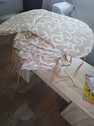 Cojines de asiento con respaldo beige y blanco