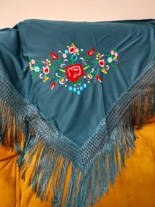 Mantón niña bordado floral petróleo