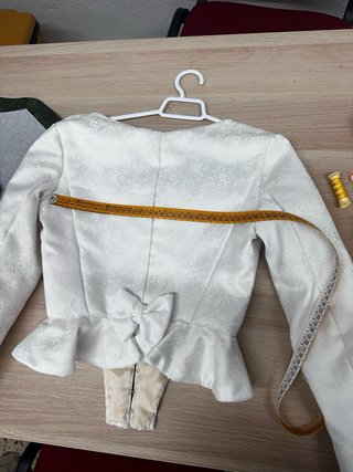 Corpiño blanco brocado con escote cuadrado