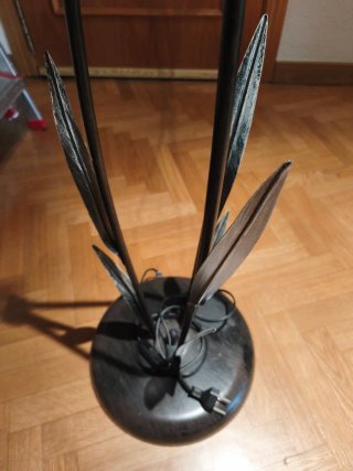 Lámpara de pie estilo rústica, de forja.