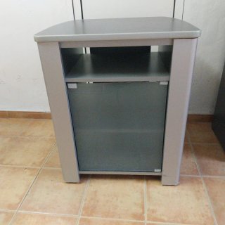 Mesa TV gris con puerta abatible