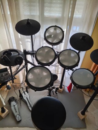 Batería Electrónica Alesis Nitro Max Kit