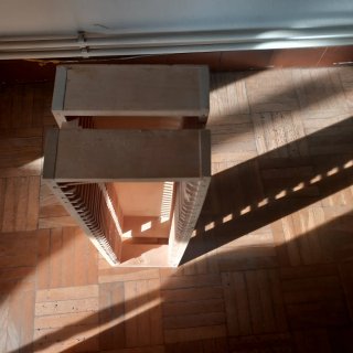 Mueble pequeño color madera para CDs