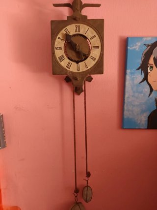 Reloj de pared antiguo con péndulo