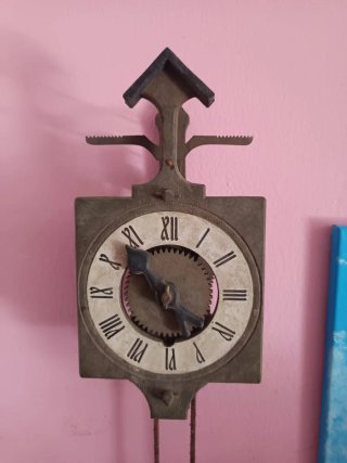 Reloj de pared antiguo con péndulo