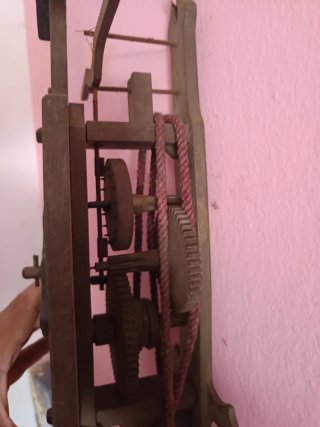Reloj de pared antiguo con péndulo