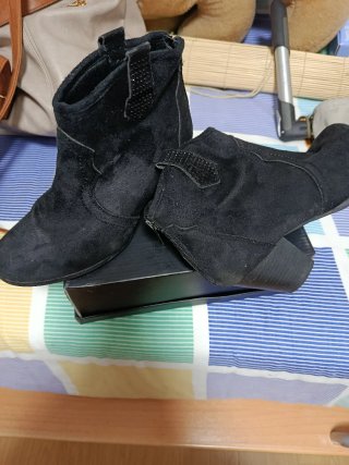 Botines negros con pedrería