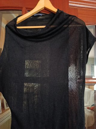 Blusa asimétrica cuello chimenea