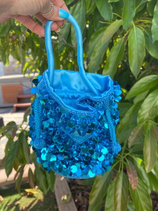 Bolso de mano azul con lentejuelas