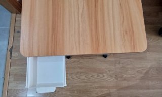 Scrivania regolabile con ruote
