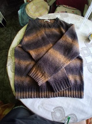 Jersey de rayas marrón y negro