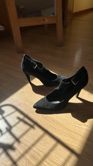 Zapatos de tacón negros elegantes