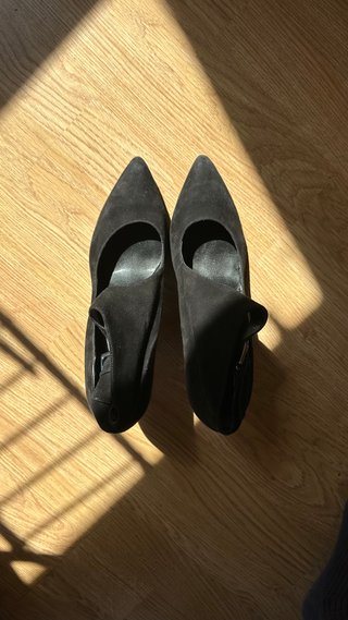 Zapatos de tacón negros elegantes
