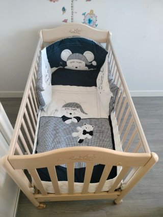 Cuna de madera para bebé