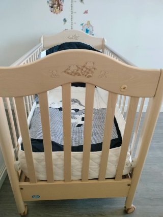 Cuna de madera para bebé