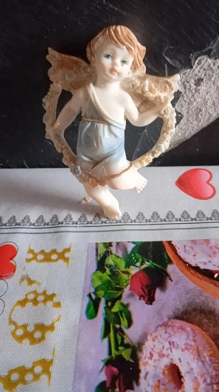 Ángel de porcelana con corazón