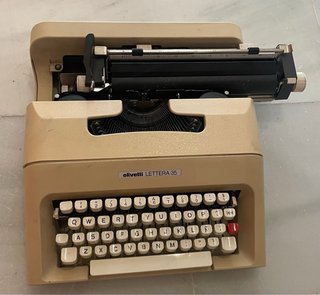 Máquina de escribir Olivetti Lettera 35