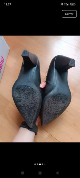 Zapatos de tacón negros con tachuelas