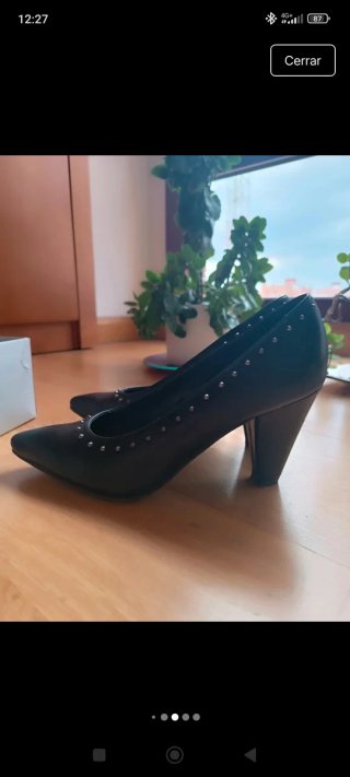 Zapatos de tacón negros con tachuelas