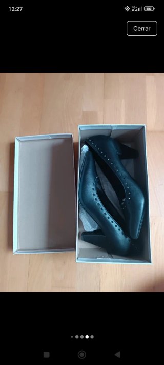 Zapatos de tacón negros con tachuelas