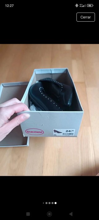 Zapatos de tacón negros con tachuelas