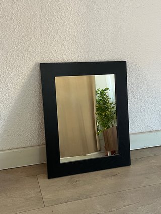Specchio nero con cornice in legno