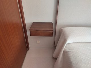 Mesita flotante madera acacia con cajón