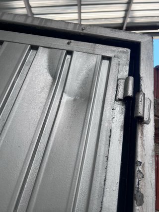 Puerta metalica dos banderas.