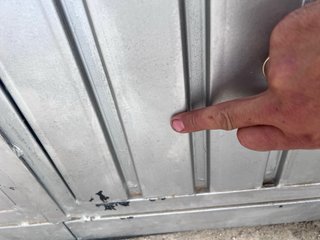 Puerta metalica dos banderas.