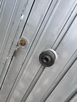 Puerta metalica dos banderas.