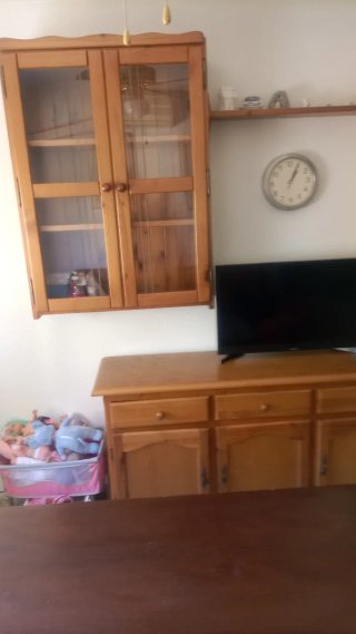 Mueble de salón de madera con puertas de cristal