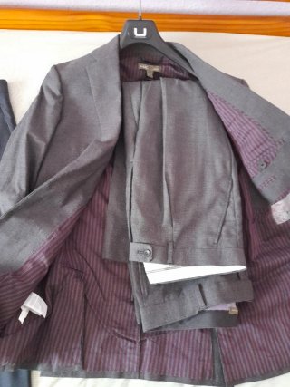 Trajes de hombre grises y negros