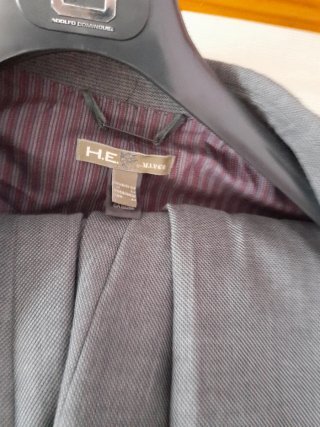 Trajes de hombre grises y negros