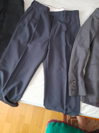 Trajes de hombre grises y negros