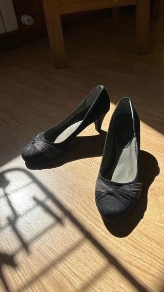 Zapatos de tacón bajo negros