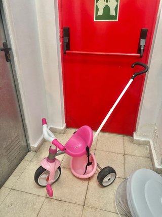 Triciclo infantil rosa con manillar