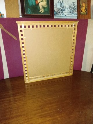 Specchio in legno con cornice decorata