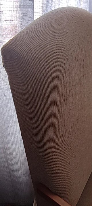 Sillón mecedora beige y madera