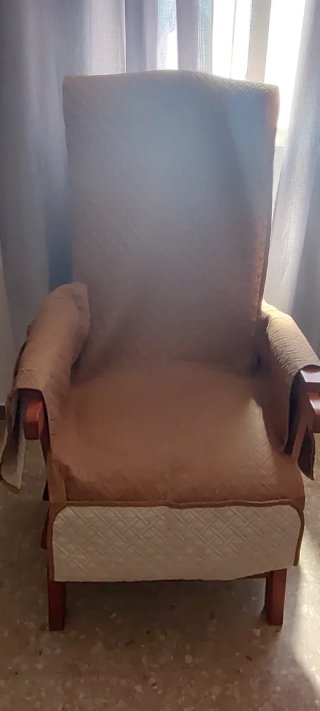 Sillón mecedora beige y madera