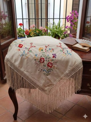 Mantón bordado beige y multicolor