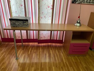 Dormitorio juvenil rosa y rojo con escritorio