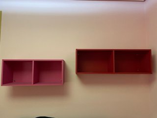 Dormitorio juvenil rosa y rojo con escritorio