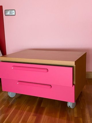 Dormitorio juvenil rosa y rojo con escritorio
