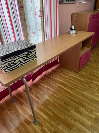 Dormitorio juvenil rosa y rojo con escritorio