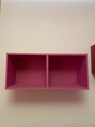 Dormitorio juvenil rosa y rojo con escritorio